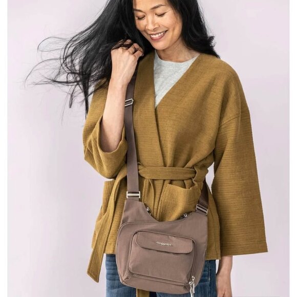 Baggallini cross body travel purse - Picture 1 of 11
